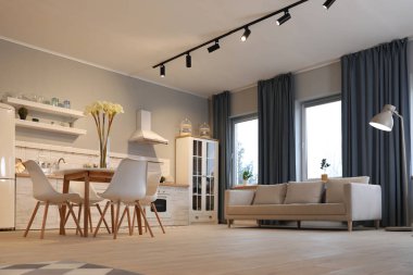 Yeni moda mobilyalarla modern mutfak.