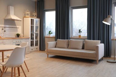 Yeni moda mobilyalarla modern mutfak.