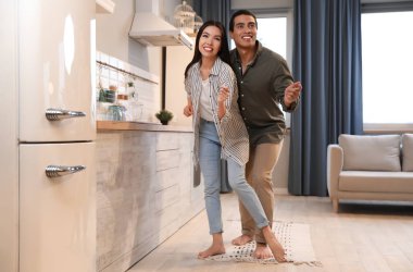 Evlerinde dans eden genç ve güzel bir çift.