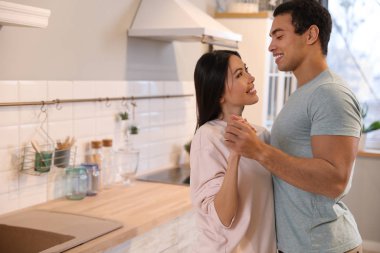 Evde dans eden genç ve güzel bir çift. Metin için boşluk