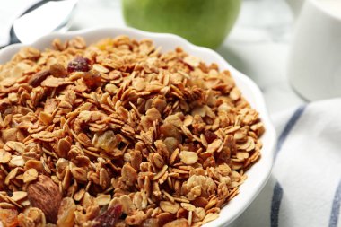 Kuru üzümlü müsli, yakın plan. Sağlıklı kahvaltı.