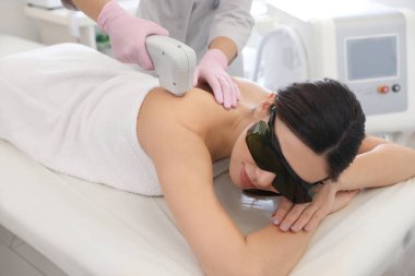 Genç kadın güzellik salonu lazer epilasyon yordamda geçiyor