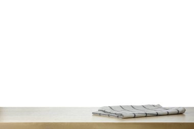 Ahşap masada katlanmış mutfak havlusu. Tasarım için boşluk