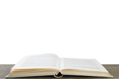 Tahta masadaki eski ciltli kitabı aç