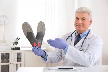 Üst düzey erkek ortopedist klinikte taban gösteriyor.