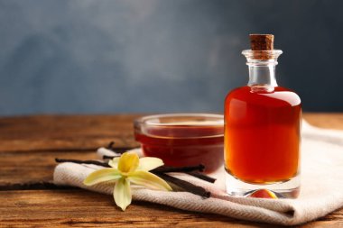 Ahşap masada ev yapımı vanilya özü.