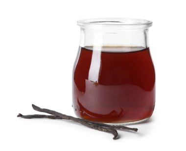 Vanilya özü ve kuru kapsüller beyaza izole edilmiş.