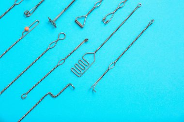 Açık mavi sırt ağrısı üzerine konuşma terapisi için logopedik sondalar.