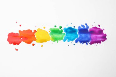 Beyaz kağıt üzerinde suluboya boya ile gökkuşağı çizimi, üst görünüm