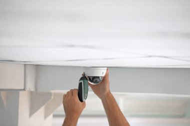Teknisyen kapalı, closeup tavan CCTV kamera yükleme