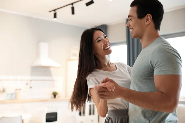 Preciosa joven interracial pareja bailando en casa —  Fotos de Stock