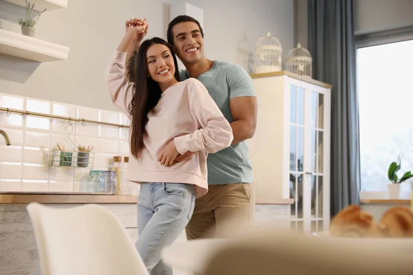 Härligt ungt rasblandat par som dansar hemma — Stockfoto