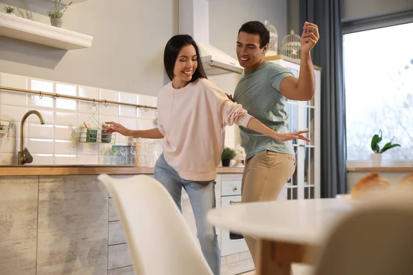 Schöne junge exotische Paar tanzen zu Hause — Stockfoto