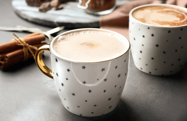 Tassen Mit Köstlichem Heißen Kakao Auf Grauem Tisch — Stockfoto
