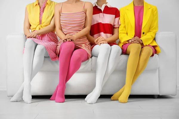Las Mujeres Que Usan Medias Colores Sentados Sofá Interior Primer — Foto de Stock