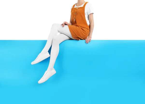 Mujer con medias blancas y zapatos elegantes sentados en ba color — Foto de Stock
