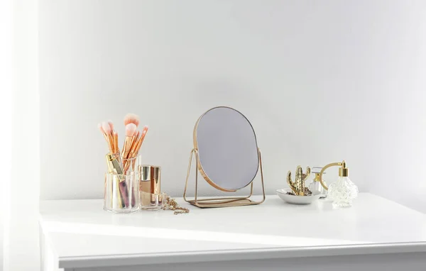 Small Mirror Makeup Products White Dressing Table Indoors — ストック写真