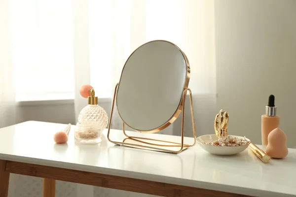 Espejo Productos Maquillaje Mesa Blanca Interiores —  Fotos de Stock