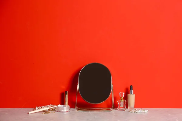 Pequeño Espejo Productos Maquillaje Mesa Mármol Gris Cerca Pared Roja — Foto de Stock