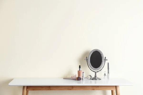 Mirror Makeup Products White Table Light Wall Space Text — ストック写真