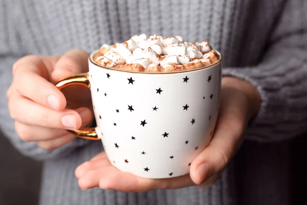 Frau Hält Tasse Leckeren Heißen Kakao Mit Marshmallows Nahaufnahme — Stockfoto