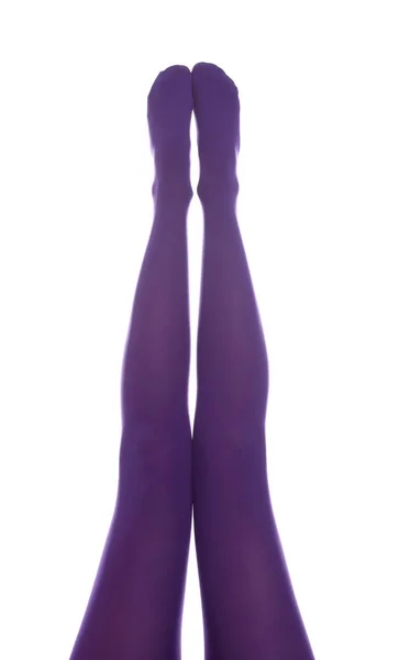 Frau trägt lila Strumpfhosen auf weißem Hintergrund, Nahaufnahme der Beine — Stockfoto