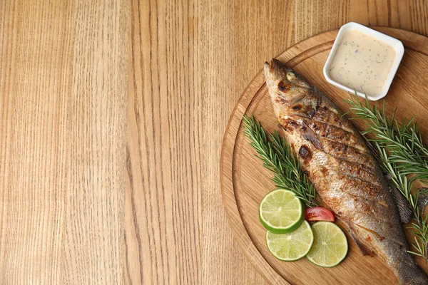 Peşte Delicios Grătar Servit Masă Lemn Vedere Sus Spațiu Pentru — Fotografie, imagine de stoc