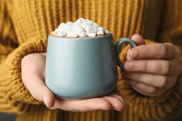 Frau Der Hand Eine Tasse Aromatischen Kakaos Mit Marshmallows Nahaufnahme — Stockfoto