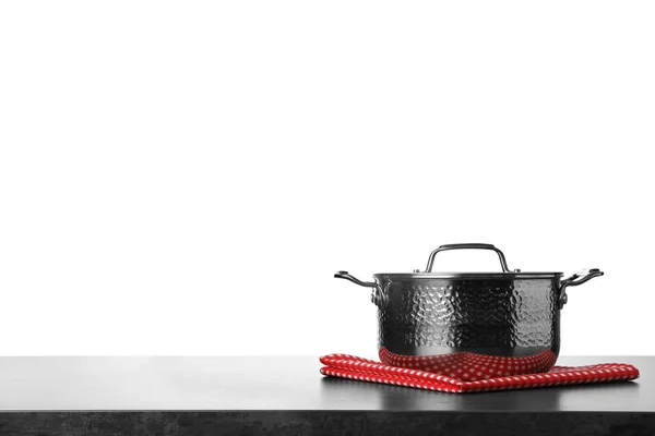 Toalla de cocina plegada y olla sobre mesa gris. Espacio para el diseño — Foto de Stock