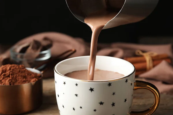 Menuang Minuman Cokelat Panas Dalam Cangkir Atas Meja Kayu — Stok Foto