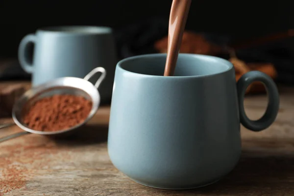 Warme Cacao Drank Beker Gieten Houten Tafel — Stockfoto