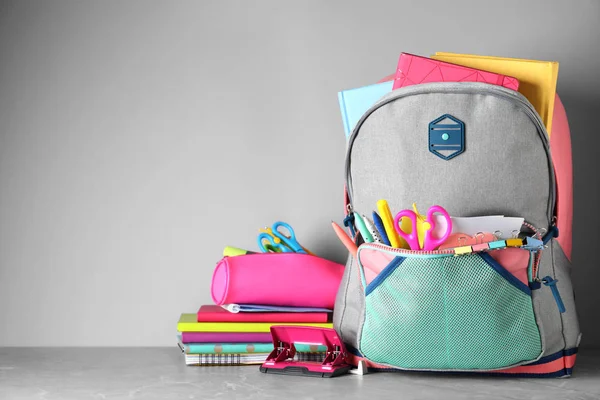 Mochila Elegante Com Diferentes Artigos Papelaria Escolar Mesa Contra Fundo — Fotografia de Stock