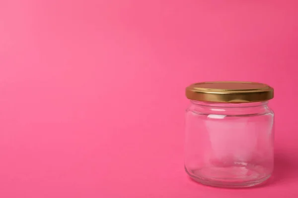 Frasco de vidro vazio fechado no fundo rosa, espaço para texto — Fotografia de Stock