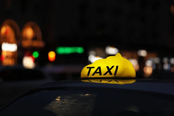 Taxi Autó Sárga Kockás Felirattal Város Utcáján Este Közelkép — Stock Fotó