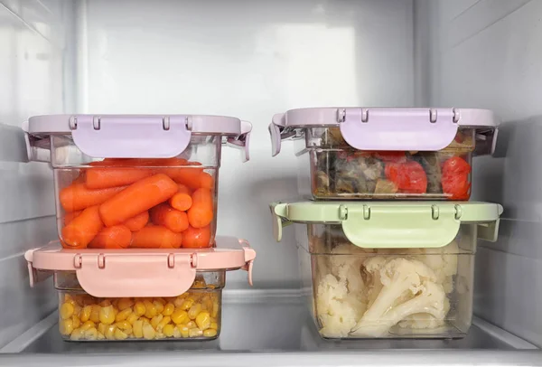 Ланчбоксы Овощами Полке Холодильнике — стоковое фото