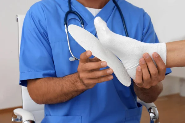 Férfi ortopéd illeszkedő betét a beteg lábát a klinikán, clo — Stock Fotó
