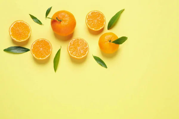 新鮮な熟したみかんとフラットレイアウト組成物は テキストのためのスペース 薄い黄色の背景に残します 柑橘類 — ストック写真