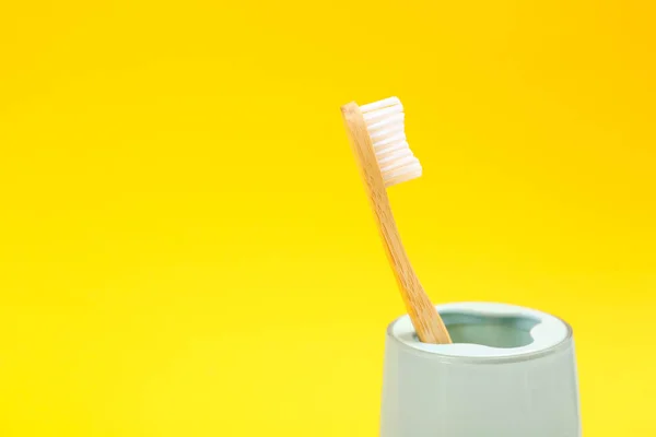 Escova Dentes Feita Bambu Suporte Sobre Fundo Amarelo Espaço Para — Fotografia de Stock