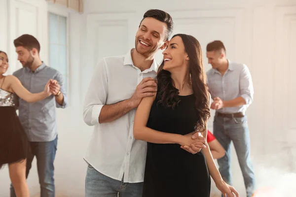 Adorável jovem casal dançando juntos na festa — Fotografia de Stock