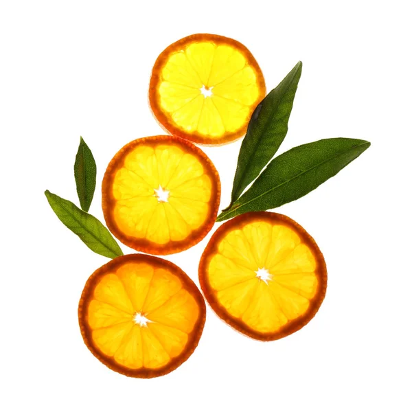 片片新鲜成熟的橘子和叶子隔离在白色的顶部视图 柑橘类水果 — 图库照片