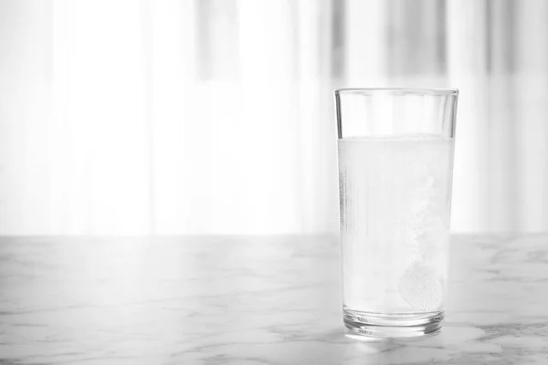 Vaso Agua Con Tableta Efervescente Sobre Mesa Mármol Interior Espacio —  Fotos de Stock