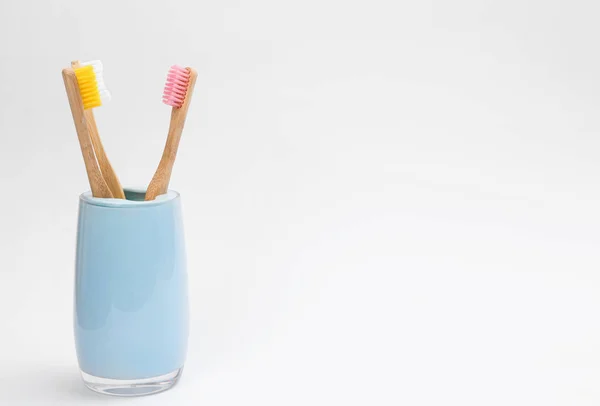 Οδοντόβουρτσες μπαμπού σε θήκη που απομονώνονται σε λευκό — Φωτογραφία Αρχείου