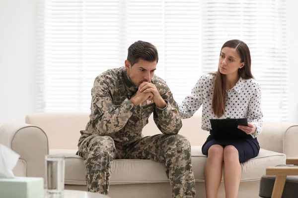 Psychotherapeut werkt samen met mannelijke militaire officier in functie — Stockfoto