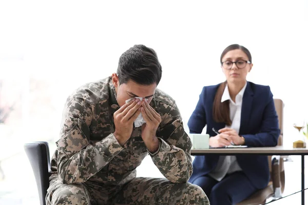 Psychotherapeut werkt samen met mannelijke militaire officier in functie — Stockfoto