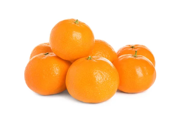 Haufen frischer, saftiger Mandarinen isoliert auf weiß — Stockfoto