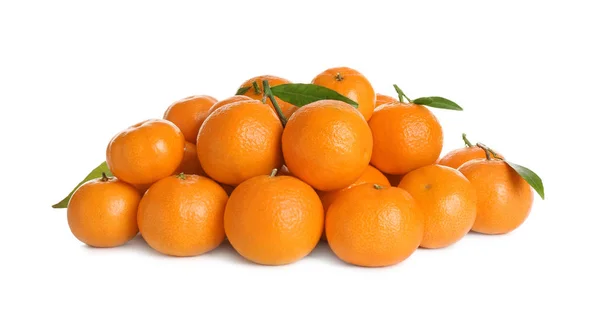 Montón de jugosas mandarinas frescas aisladas en blanco — Foto de Stock