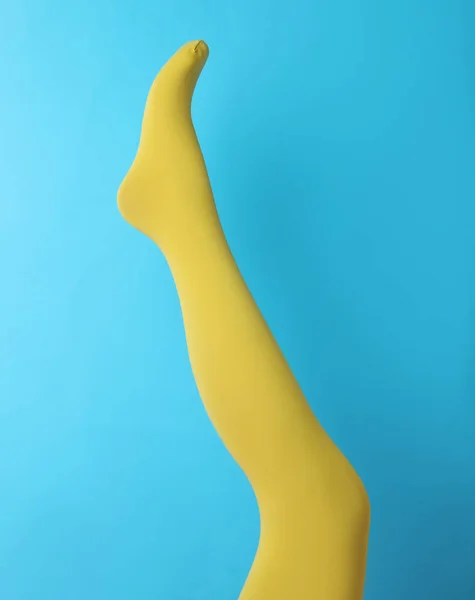 Beinpuppe Gelben Strumpfhosen Auf Blauem Hintergrund — Stockfoto