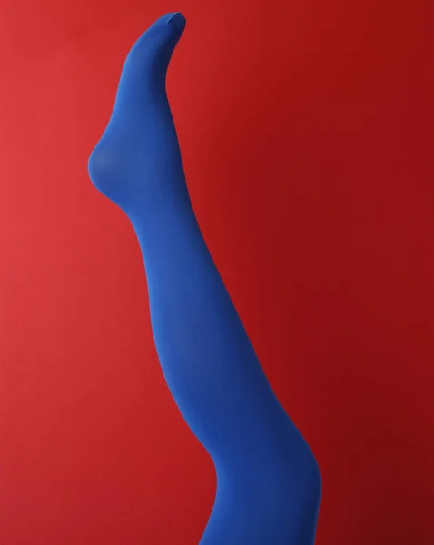 Beinpuppe Blauen Strumpfhosen Auf Rotem Hintergrund — Stockfoto