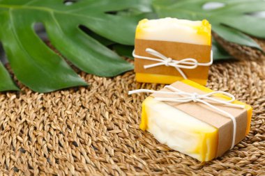 Hasır üzerinde doğal el yapımı sabunlar, yakın plan. Metin için boşluk