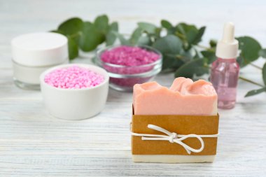 Beyaz ahşap masada el yapımı sabun. Metin için boşluk